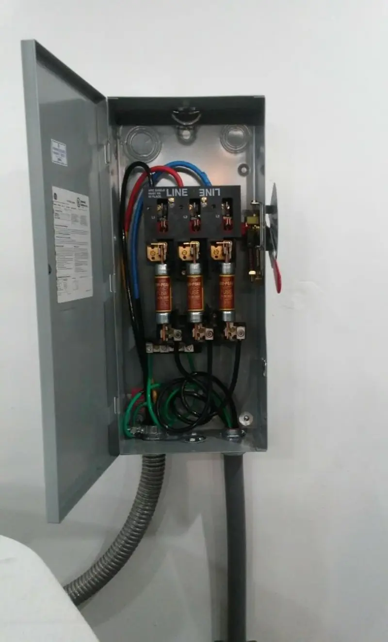 Three-phase disconnect switch installed for Smoke Detector Installation in Buhl